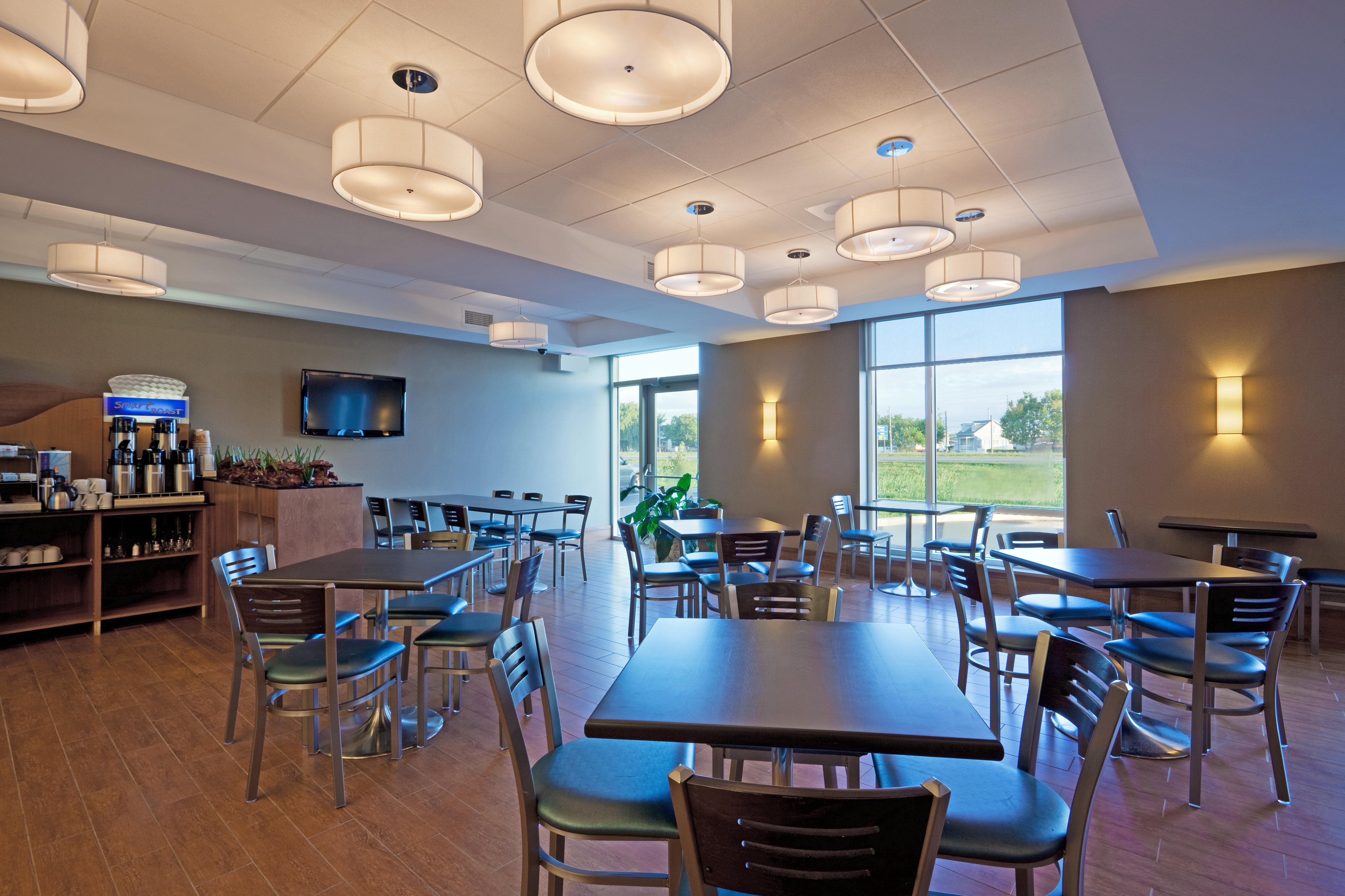 Holiday Inn Express Hotel & Suites Saint - Hyacinthe By Ihg מראה חיצוני תמונה