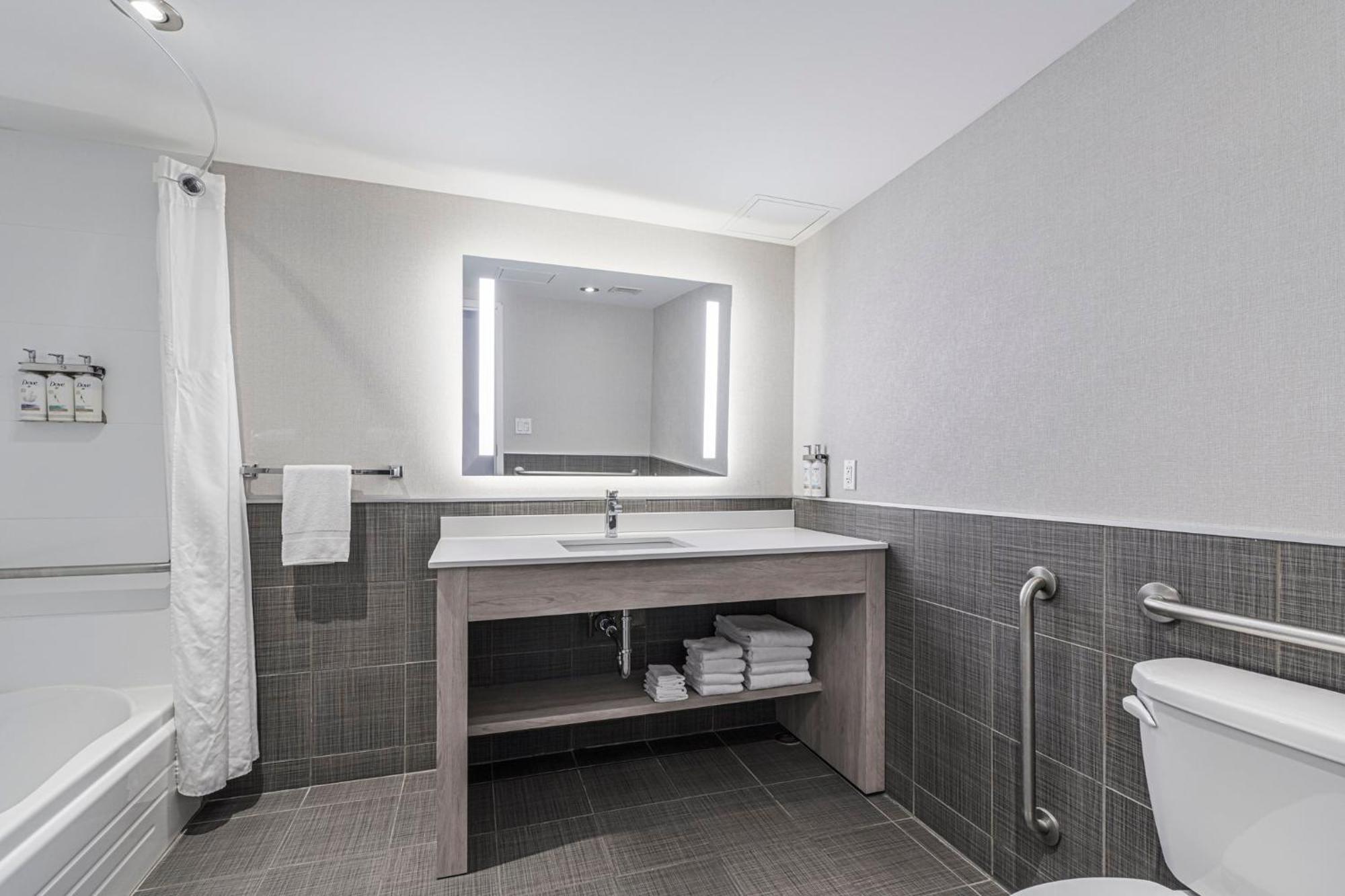 Holiday Inn Express Hotel & Suites Saint - Hyacinthe By Ihg מראה חיצוני תמונה
