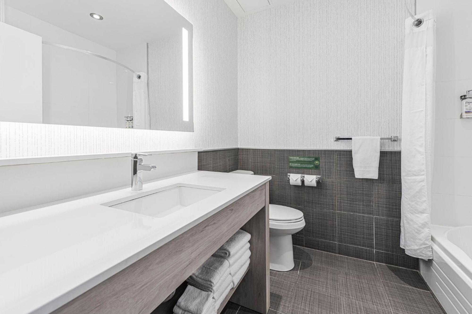 Holiday Inn Express Hotel & Suites Saint - Hyacinthe By Ihg מראה חיצוני תמונה