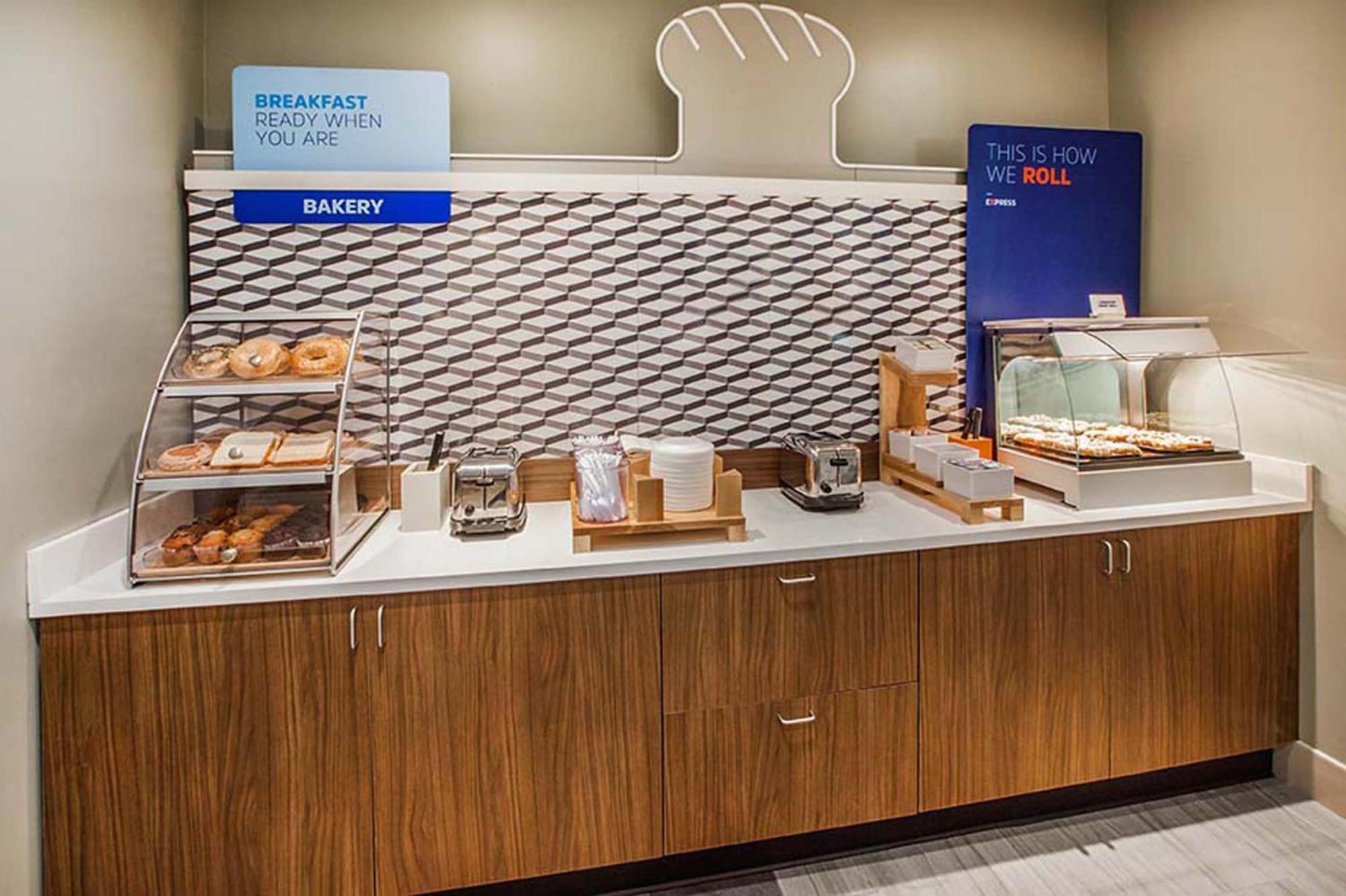 Holiday Inn Express Hotel & Suites Saint - Hyacinthe By Ihg מראה חיצוני תמונה