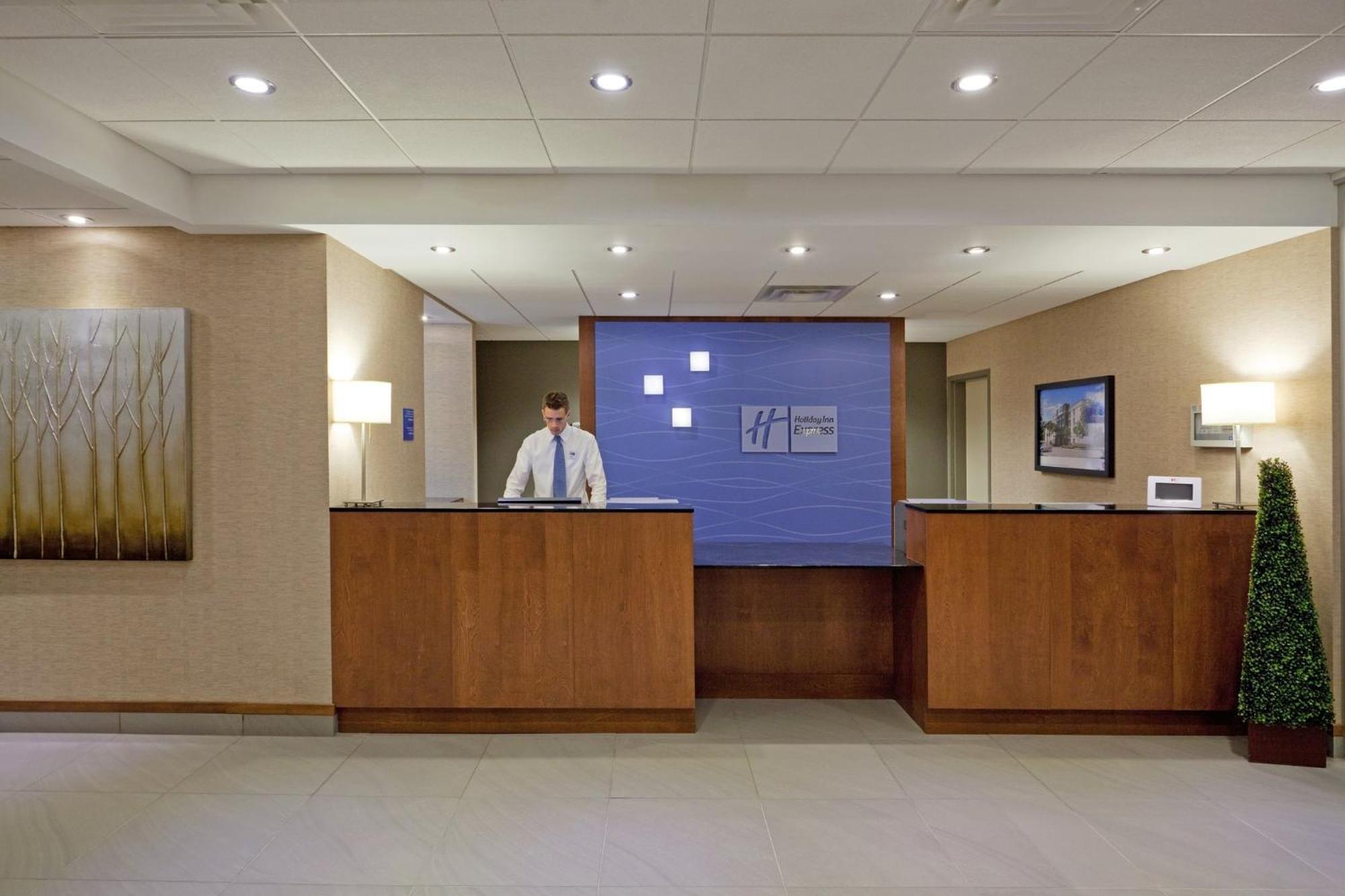 Holiday Inn Express Hotel & Suites Saint - Hyacinthe By Ihg מראה חיצוני תמונה