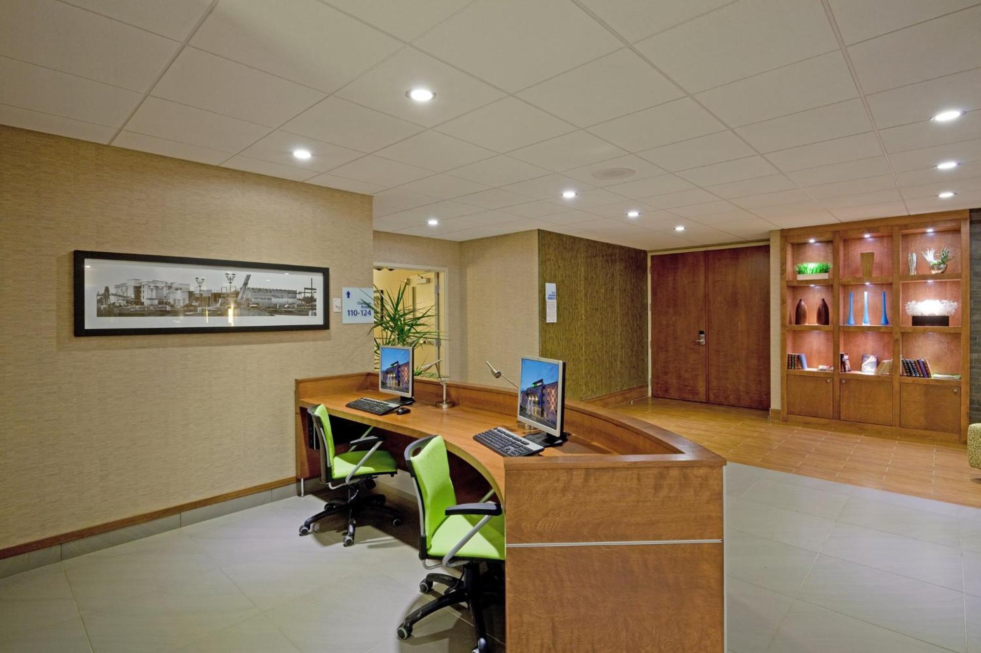 Holiday Inn Express Hotel & Suites Saint - Hyacinthe By Ihg מראה חיצוני תמונה