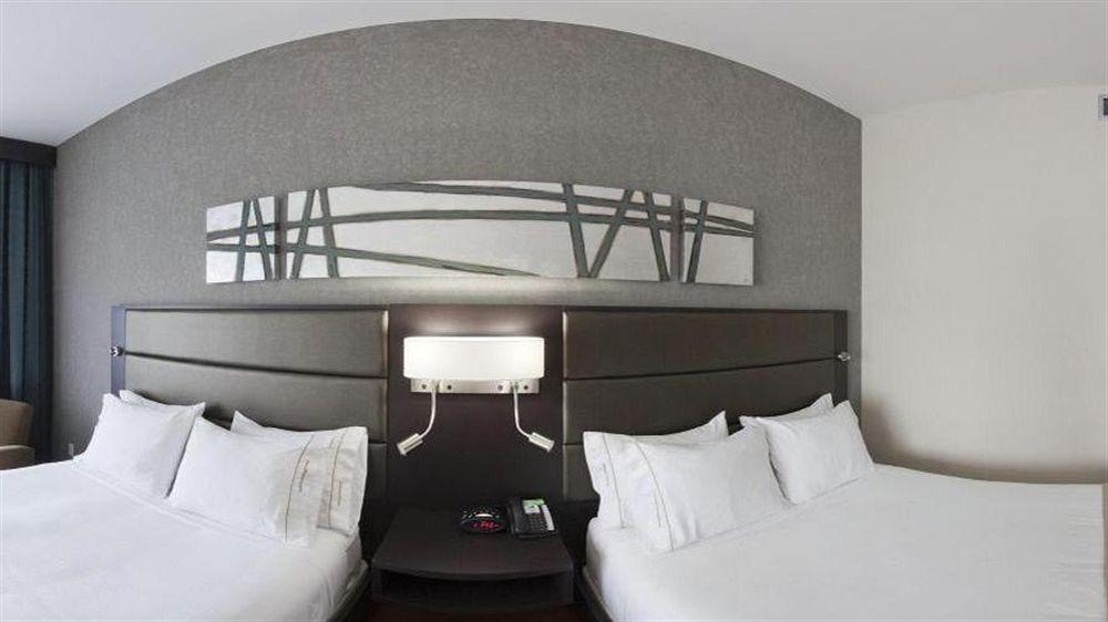 Holiday Inn Express Hotel & Suites Saint - Hyacinthe By Ihg מראה חיצוני תמונה